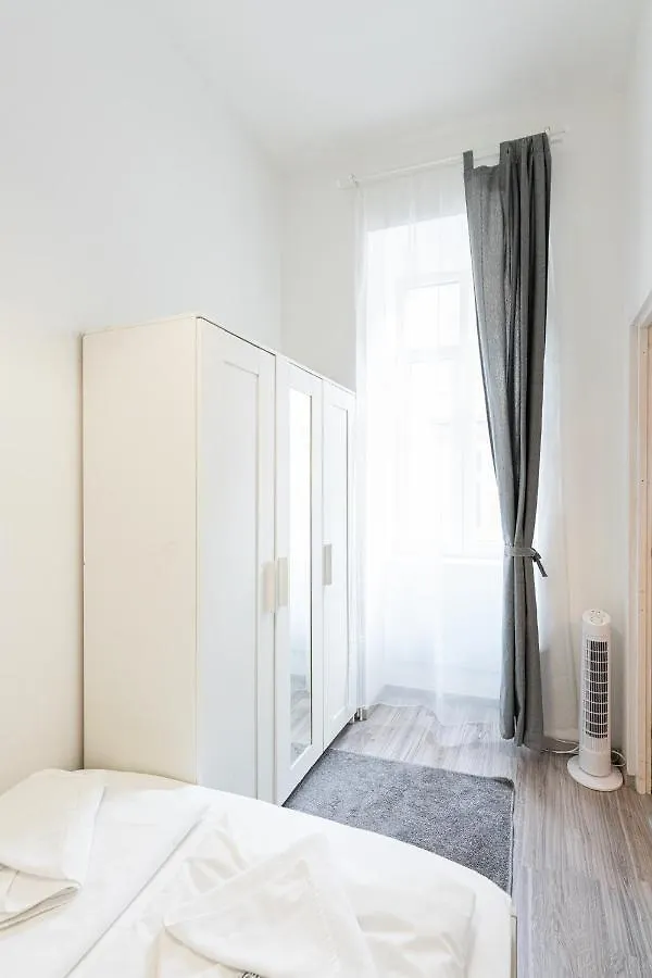 King Seventeen Homes Budapest 0*,